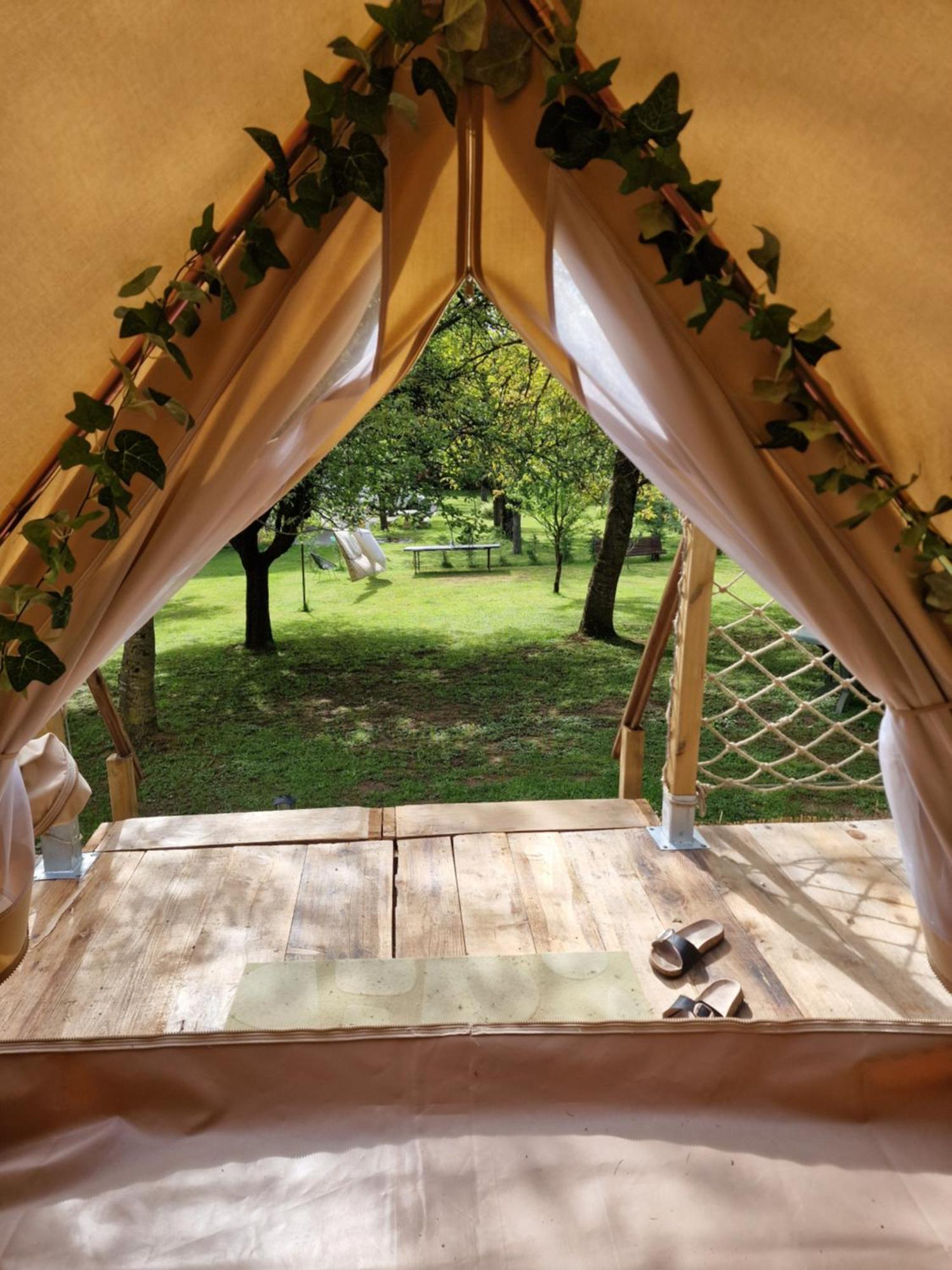 Lodge Tente Les Pommiers Glamping O Rendez-Vous En Demi-Pension Roquefeuil Exterior photo