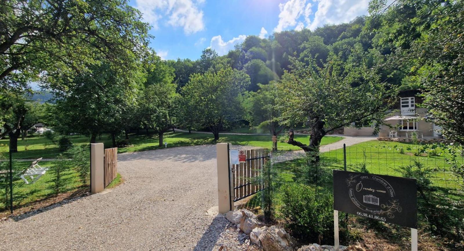 Lodge Tente Les Pommiers Glamping O Rendez-Vous En Demi-Pension Roquefeuil Exterior photo