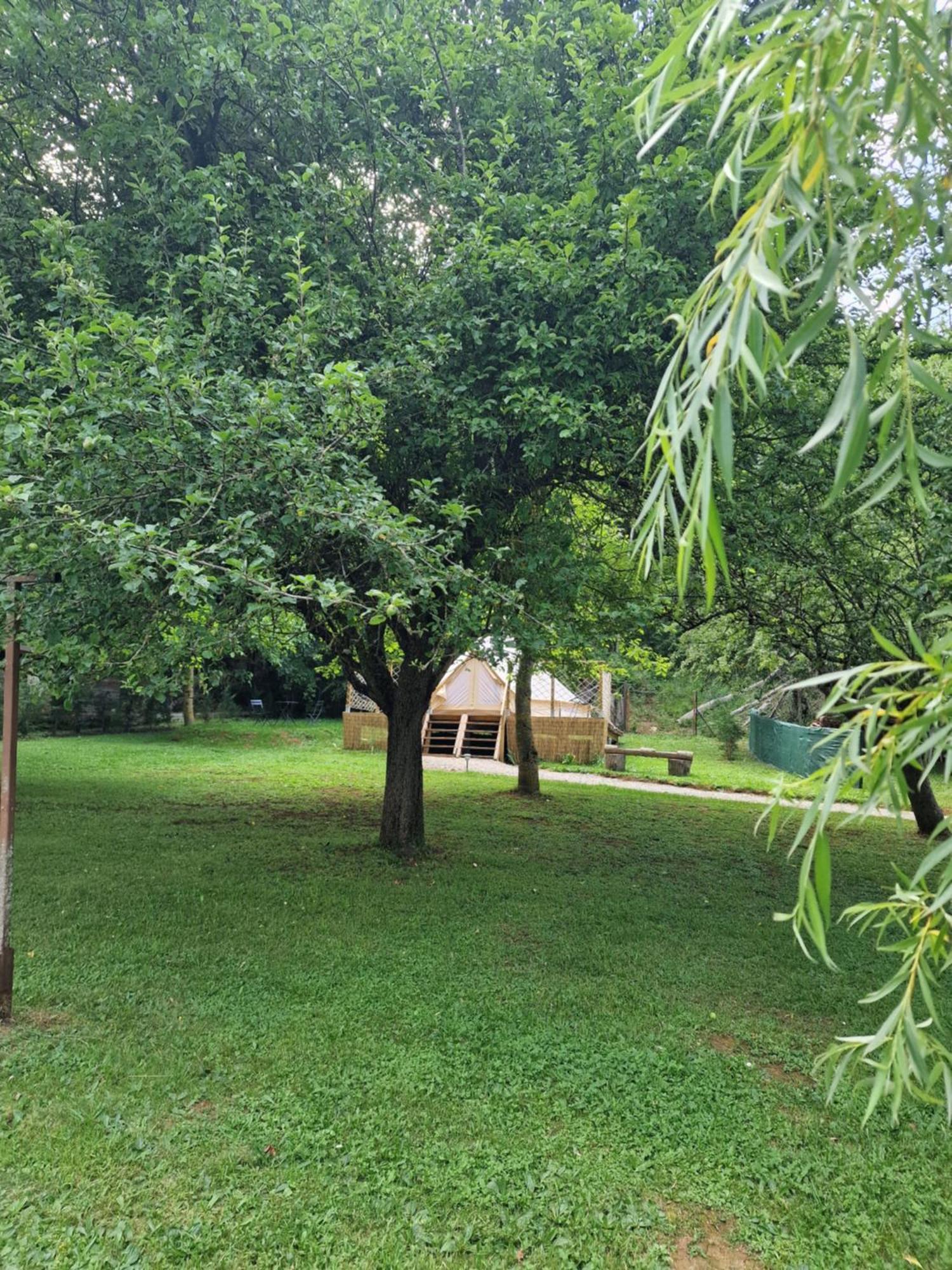 Lodge Tente Les Pommiers Glamping O Rendez-Vous En Demi-Pension Roquefeuil Exterior photo